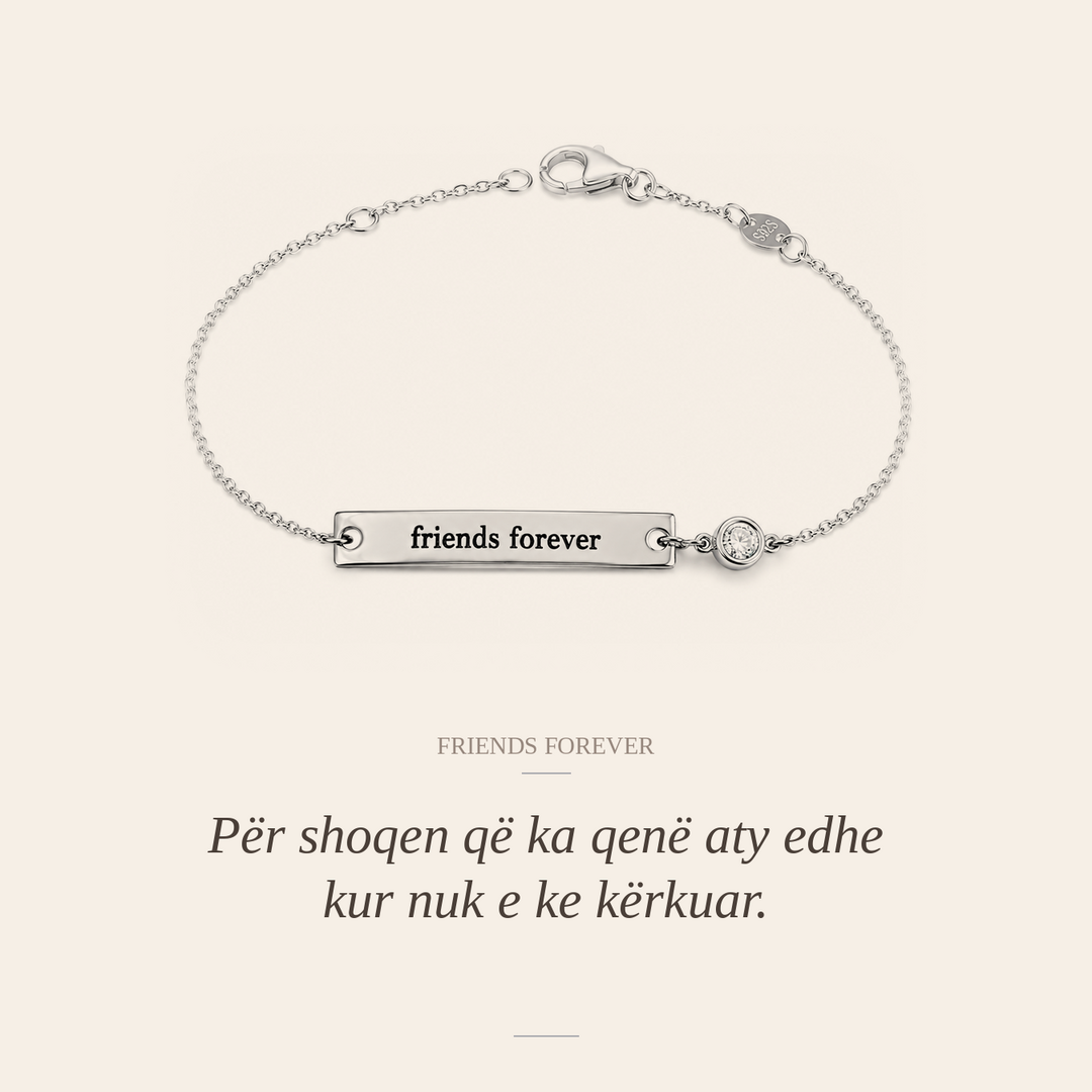 Byzylyk Friends Forever në argjend 925 me mesazh të gdhendur dhe zirkon të bardhë, mbi sfond të bardhë