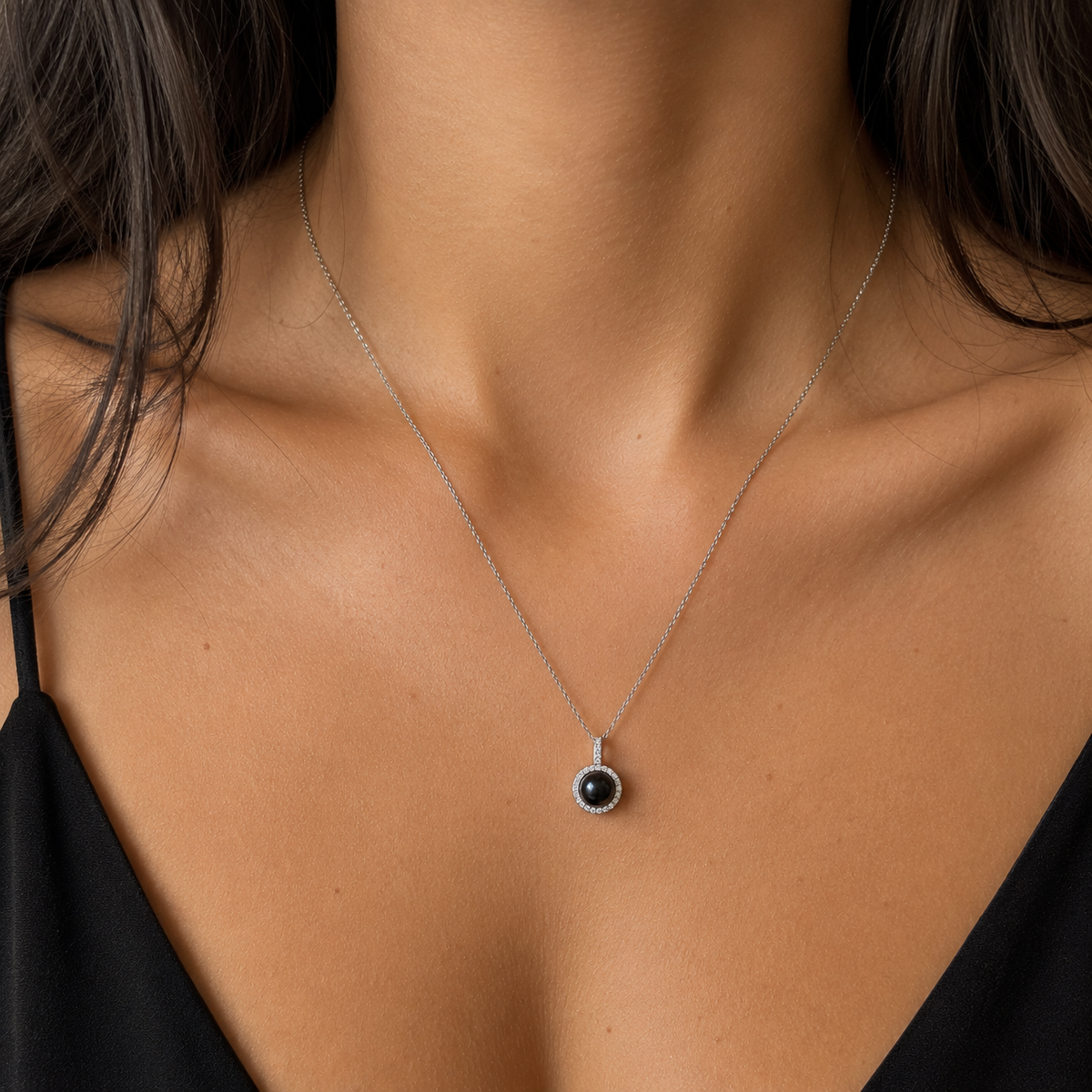 Sort Sol Pendant