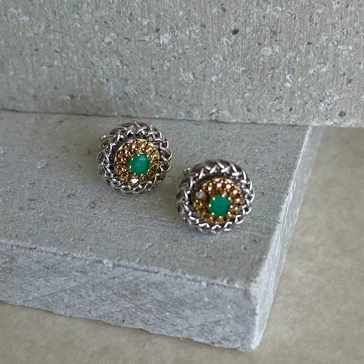 Vathe argjendi me emerald dhe diamant.