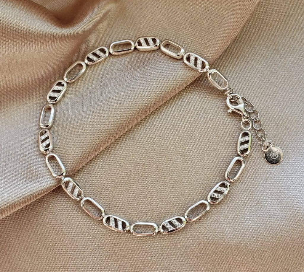 Byzylyk B2834 me hallka ovale dhe dekore me zirkone te bardhe, kapese dhe zinxhir zgjatues, mbi saten bezhe | Argjend 925 | Penelope Jewellery