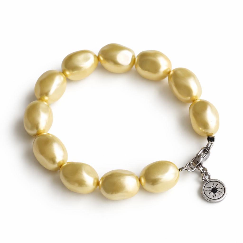Byzylyk Golden Aura B1734 me perla ovale ngjyre ari, kapese dhe medaljon rrethor me motiv dielli ngjyre argjendi, ne sfond te bardhe | Penelope Jewellery
