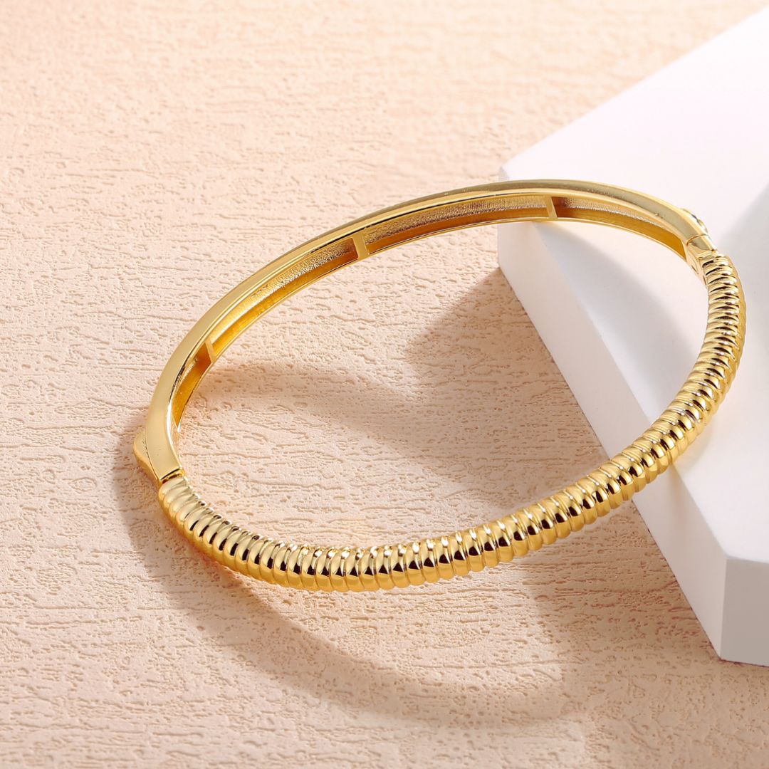 Byzylyk Linea i ngurte ne ngjyre ari me vijezime te imta perpara dhe pjese te lemuar pas, pamje nga afer | Argjend 925 | Penelope Jewellery