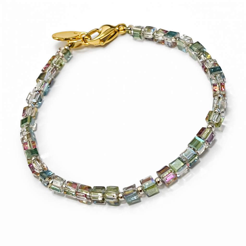 Byzylyk me rruaza drejtkendore shumengjyreshe, ndarese ne ngjyre argjendi dhe kapese ne ngjyre ari, pamje e plote | Penelope Jewellery