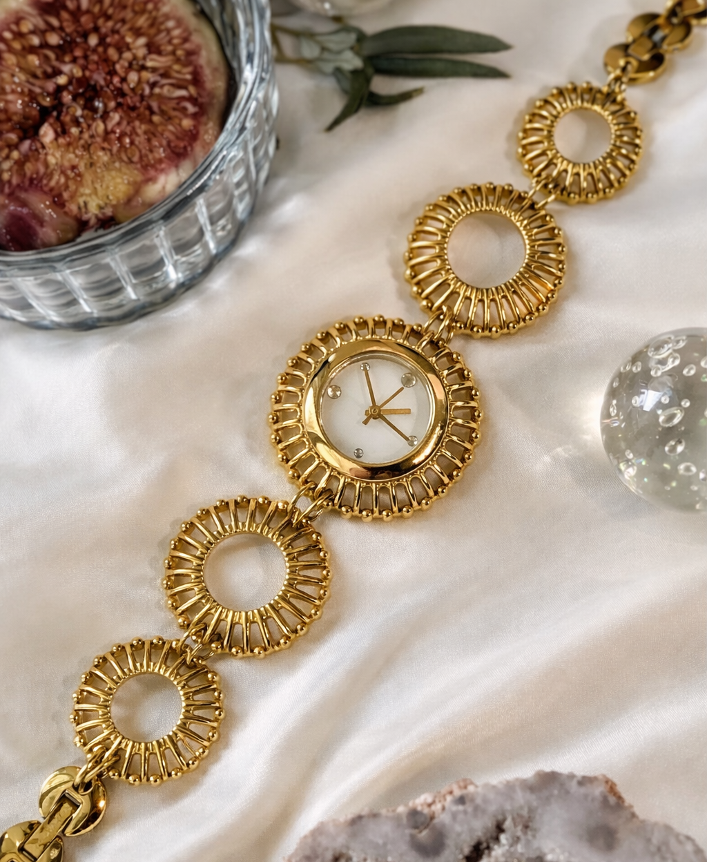 Ore dore per femra Jeweltime PE276G prej celiku me larje ari, me fushe te bardhe dhe rrip me hallka rrethore, mbi pelhure te hapur me dekor fiku | Penelope Jewellery