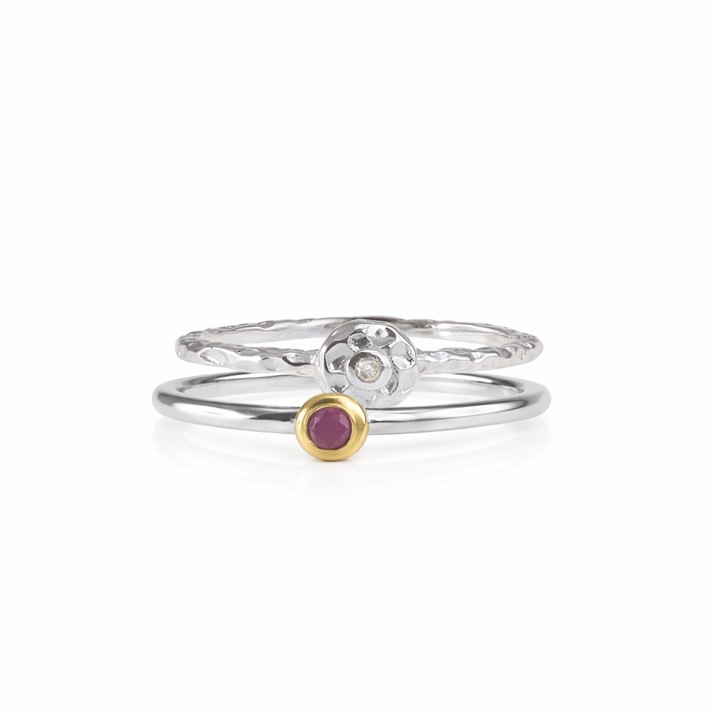 Set me dy unaza U3760, njera me rubin te kuq e kornize ngjyre ari dhe tjetra me diamant, te vendosura bashke | Argjend 925 | Penelope Jewellery