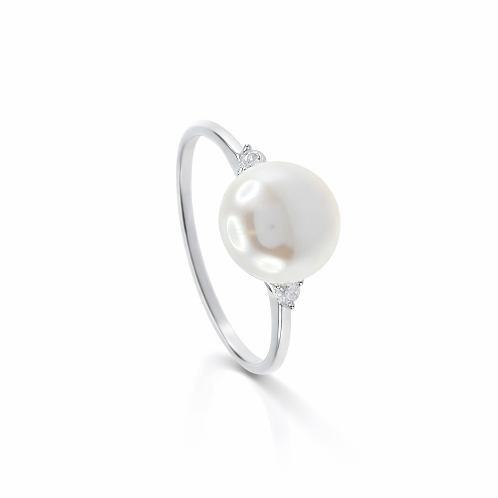 Unaze Blanca Pearl prej argjendi 925, me perle te bardhe dhe dy zirkone anesore, pamje kendore ne sfond te bardhe | Penelope Jewellery