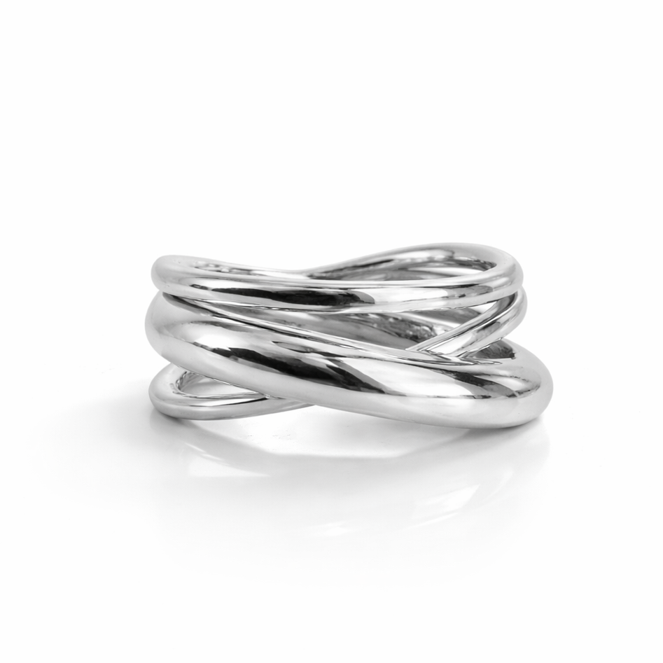 Unaze Harmony Twist U4059 prej argjendi 925, me disa shirita te lemuar qe kryqezohen, pamje e produktit ne sfond te bardhe | Penelope Jewellery