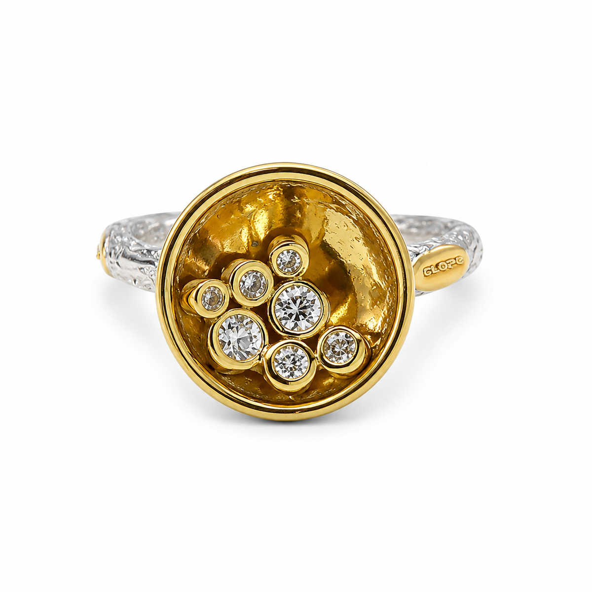 Unaze U3643 me koke ovale ngjyre ari, shtate zirkone te bardha dhe trup me teksture, pamje ballore | Argjend 925 me larje ari | Penelope Jewellery