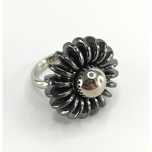Unaze Steel Daisy U3299 prej celiku ne forme luleje, me petale te hapura te erreta dhe qender metalike, pamje kendore | Penelope Jewellery