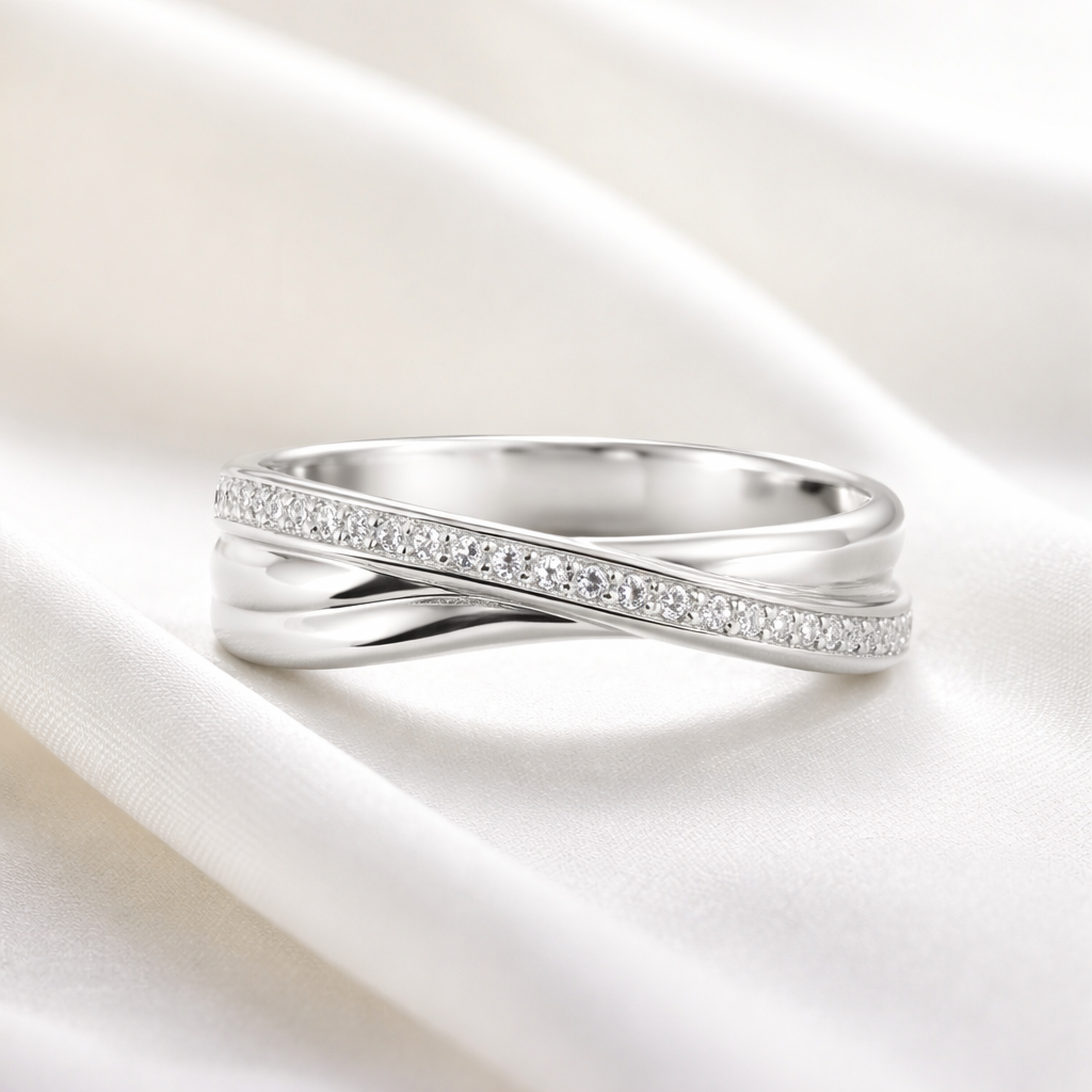 Unaze Dina U4037 prej argjendi 925 me shirita te kryqezuar dhe zirkone te bardha, e shtrire mbi pelhure ngjyre krem | Penelope Jewellery