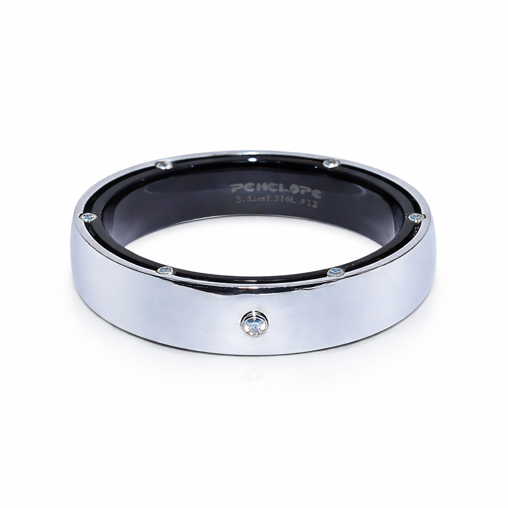 Unaze Dual Circle Elegance U2916 me brendesi te zeze dhe detaje te bardha ne buze e anash, e shtrire mbi sfond te bardhe | Celik | Penelope Jewellery