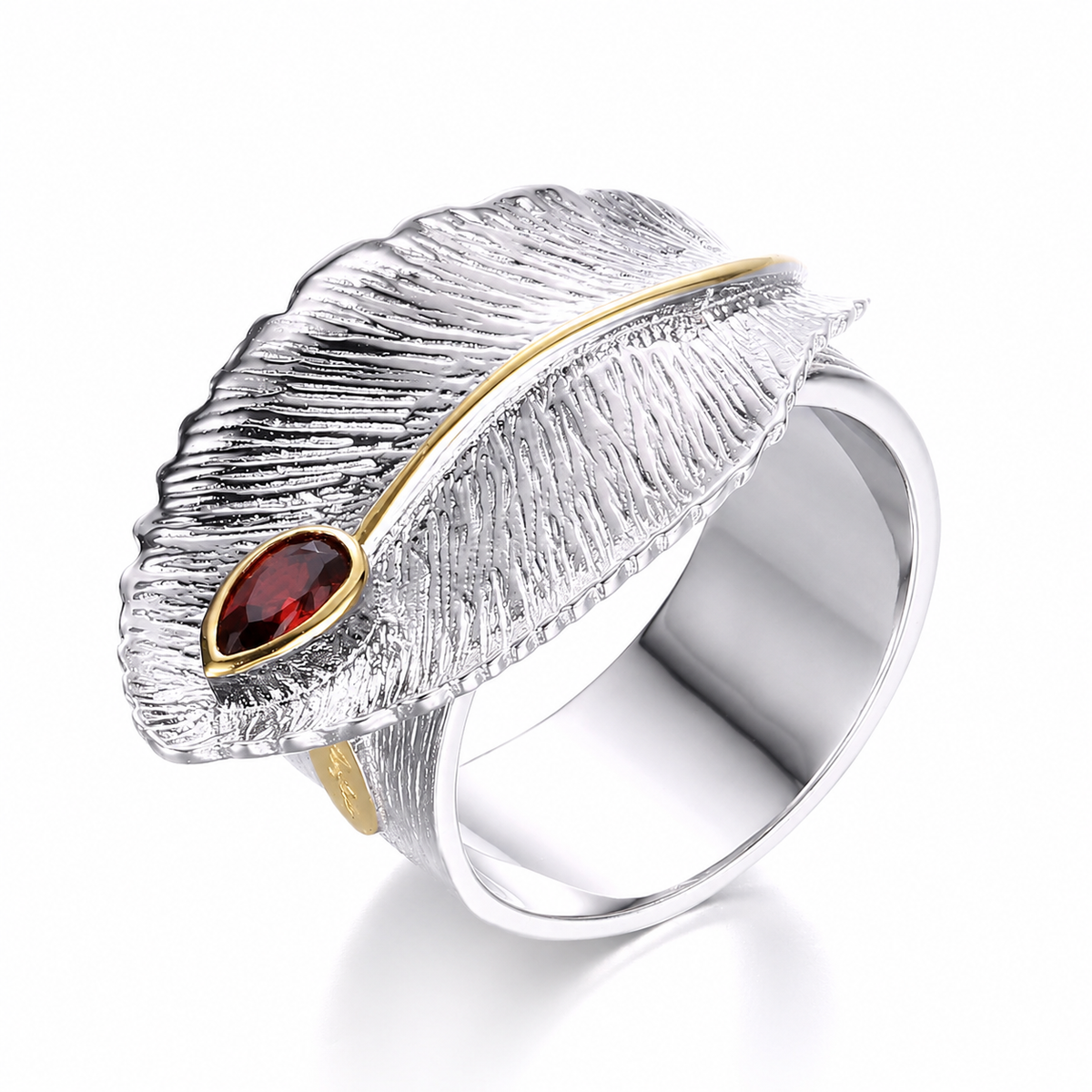 Unaze Gjethja U3904 me teksture gjethi, vije qendrore te veshur me ar dhe garnet te kuq ne forme pike, pamje kendore. | Argjend 925 | Penelope Jewellery