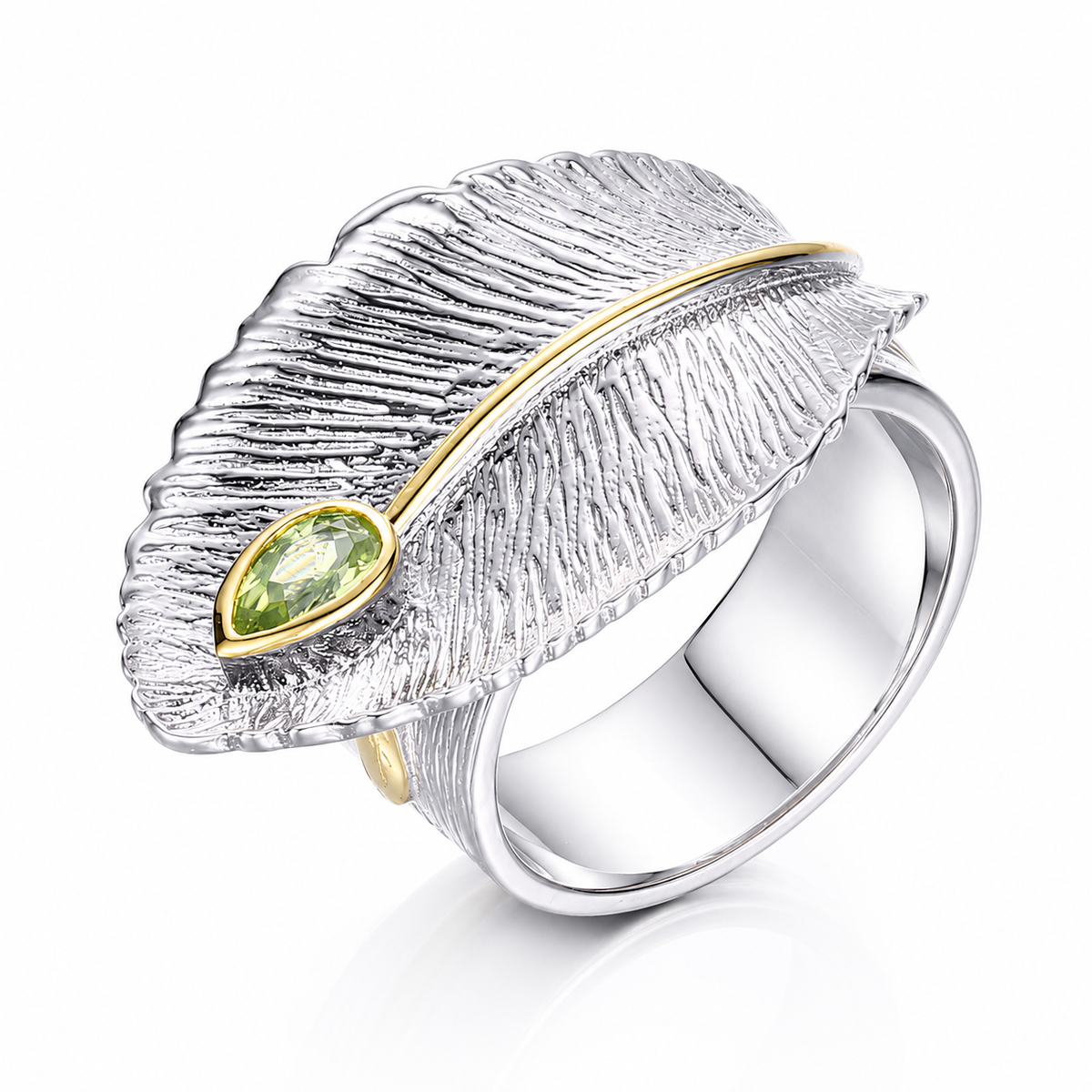 Unaze Gjethja U3905 me teksture gjethi, vije qendrore te veshur me ar dhe peridot jeshil ne forme pike, pamje kendore. | Argjend 925 | Penelope Jewellery