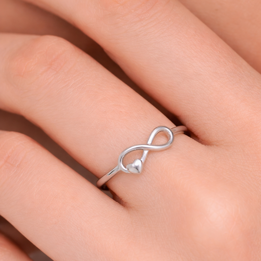 Unaze Infinity U4020 me simbol infiniti, zemer te vogel dhe rreth te holle te lemuar, ne sfond te bardhe | Argjend 925 | Penelope Jewellery