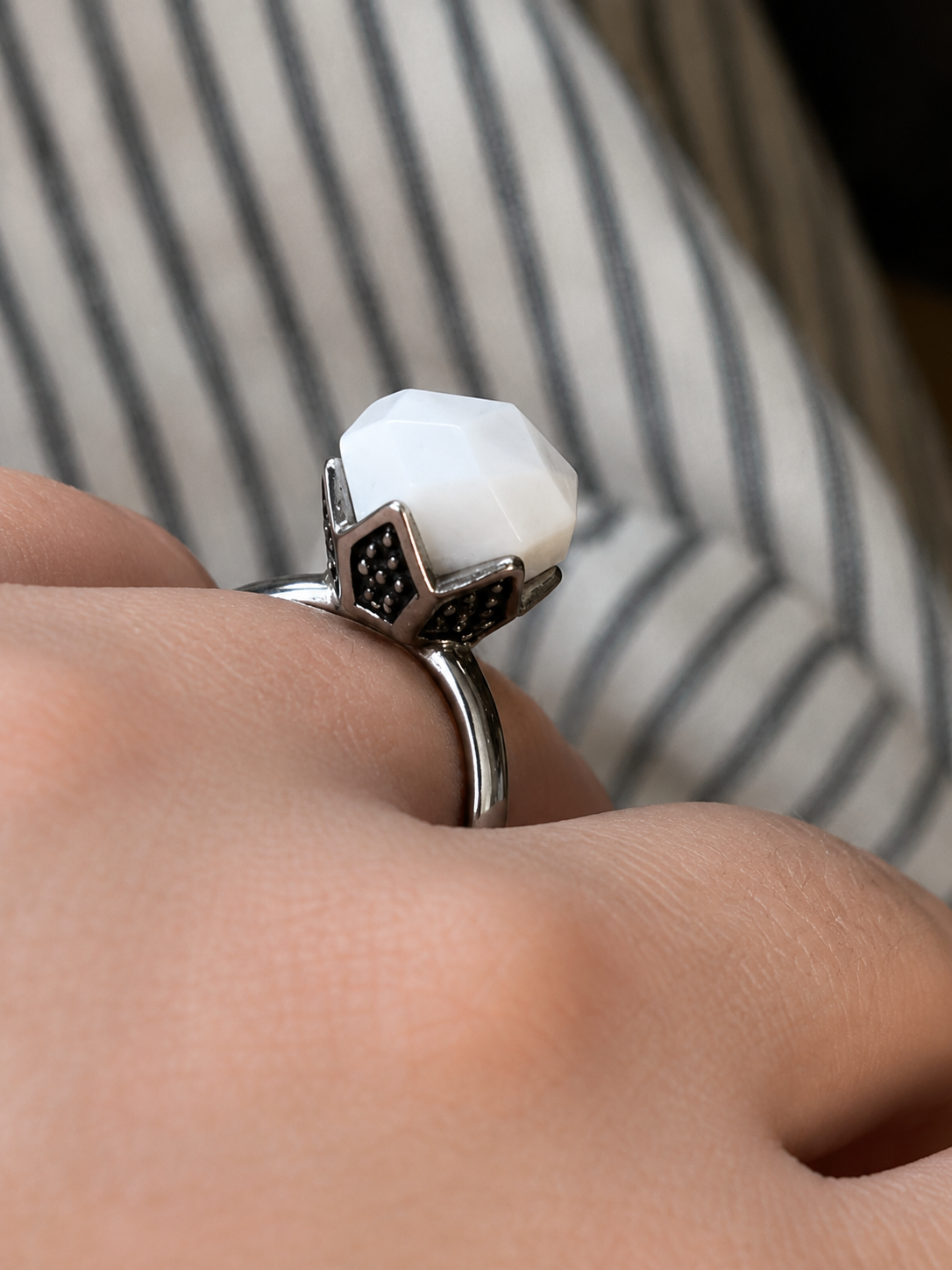Unaze Luna U3178 prej celiku inox me agat te bardhe te facetuar dhe montim ne forme kurore me detaje te erreta, pamje anesore e veshur ne gisht | Penelope Jewellery