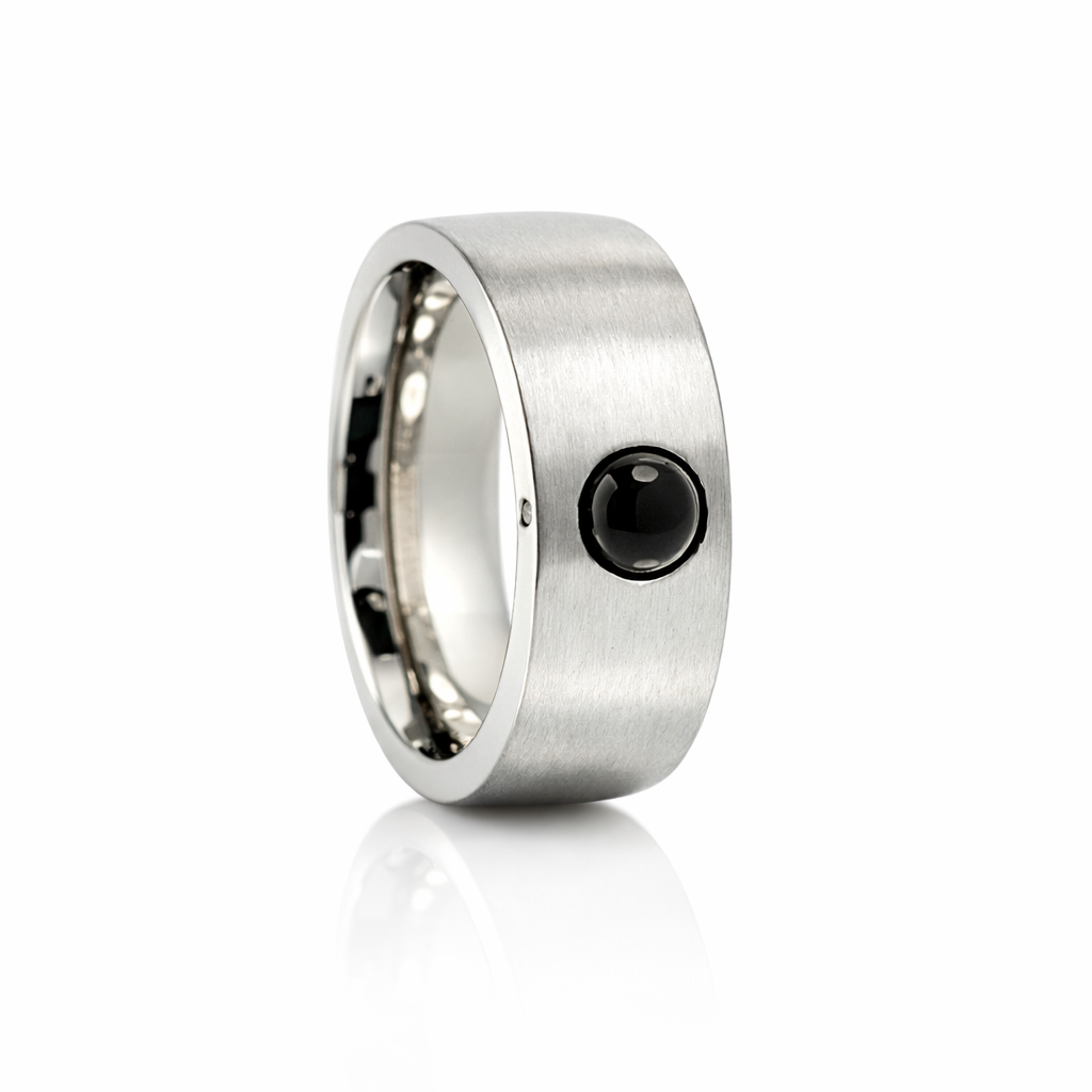 Unaze per meshkuj Onyx Signature Band U1025 prej celiku, me siperfaqe mat dhe oniks te zi te rrumbullaket, pamje anesore | Penelope Jewellery