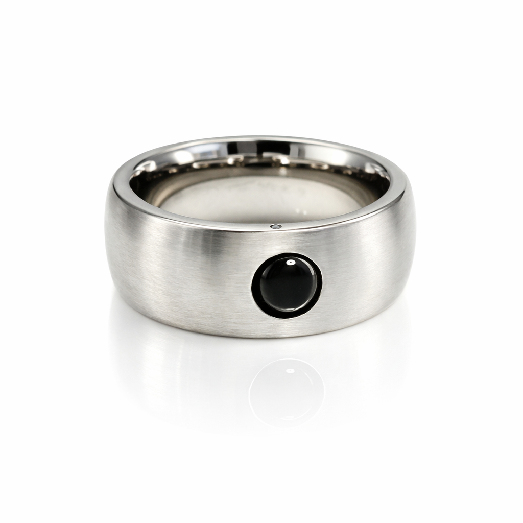 Unaze per meshkuj Onyx Signature Band U1025 prej celiku, me siperfaqe mat dhe oniks te zi te rrumbullaket, pamje anesore | Penelope Jewellery