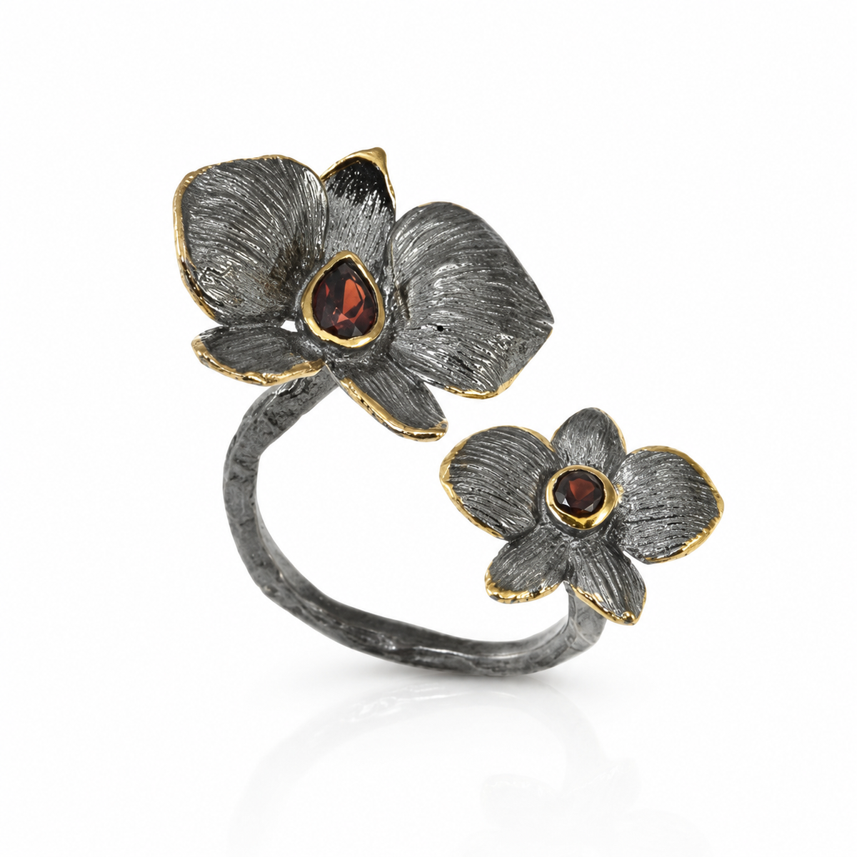 Unaze e hapur Orkideja e Babilonise U3768 me dy lule te erreta, skaje te veshura me ar dhe garnet te kuq ne qender. | Argjend 925 | Penelope Jewellery