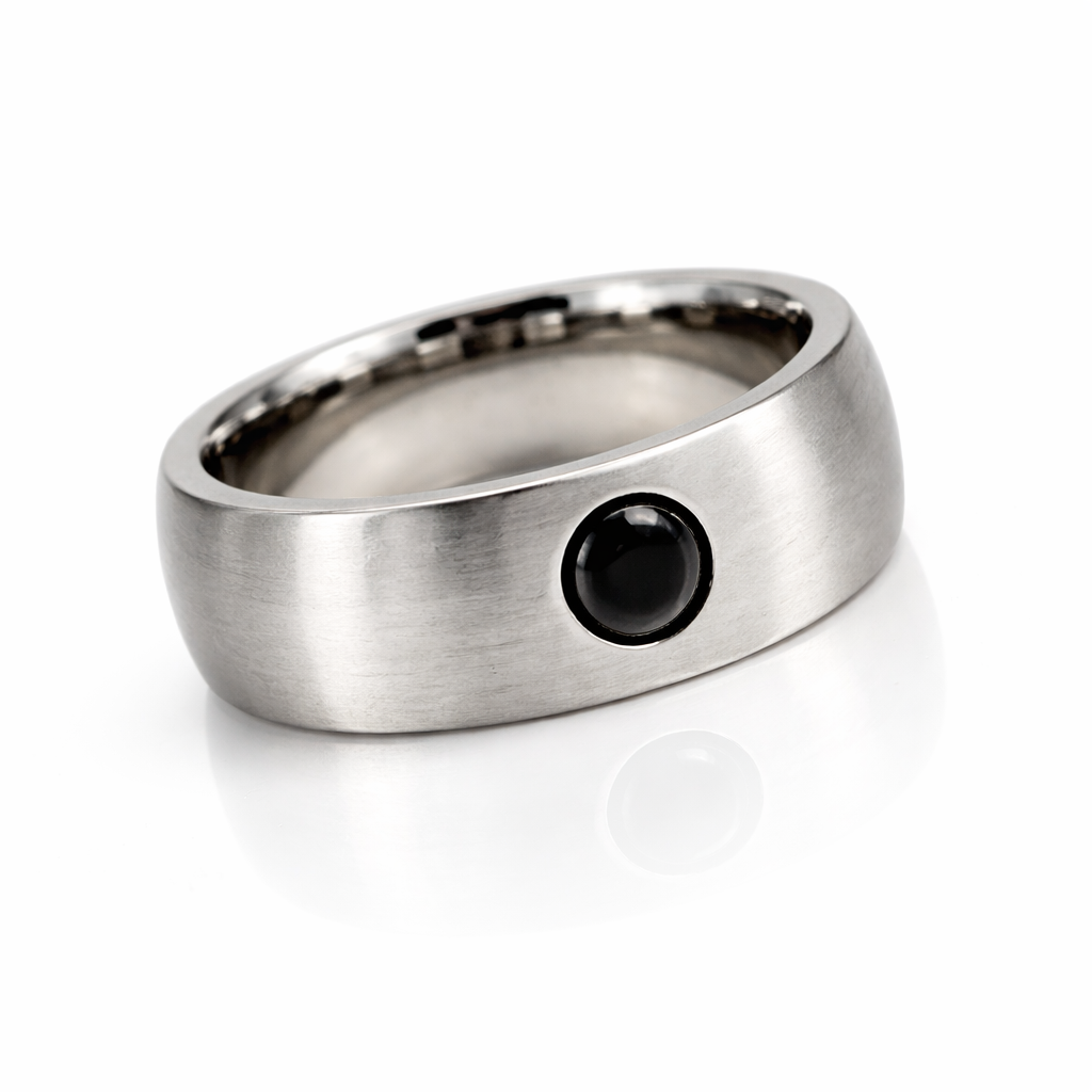 Unaze per meshkuj Onyx Signature Band U1025 me siperfaqe mat ngjyre argjendi dhe oniks te zi rrethor ne qender, pamje e pjerret | Celik | Penelope Jewellery