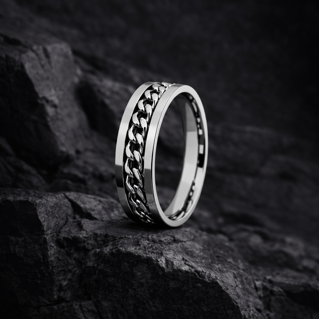 Unaze per meshkuj Titanium Chain U2288 me motiv zinxhiri dhe konture ngjyre argjendi, ne kembe mbi gure te erret | Titanium | Penelope Jewellery