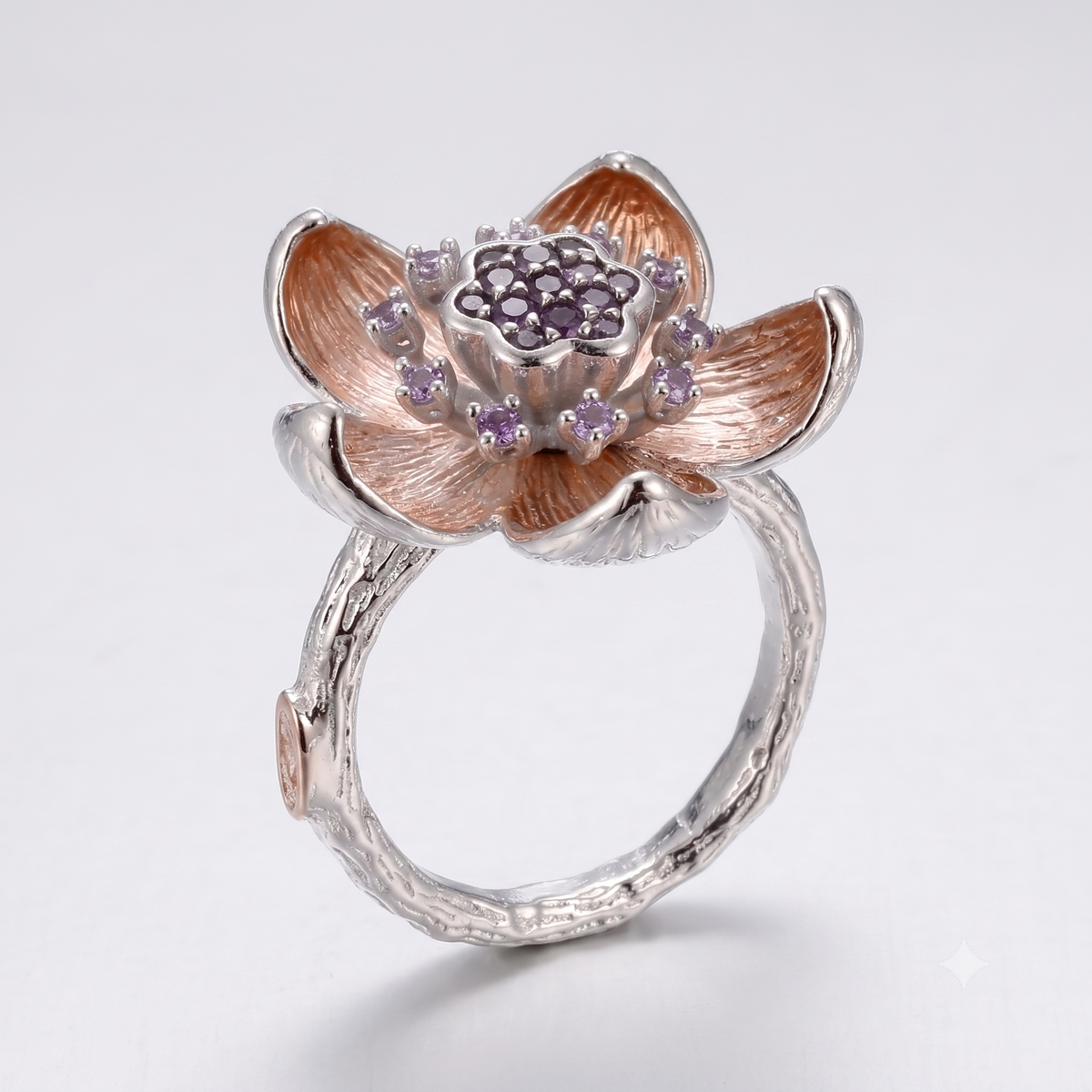Unaze Pluhuri i Zanave me lule ne ngjyre roze, ametist vjollce dhe brez me teksture degezash, pamje anesore. | Argjend 925 | Penelope Jewellery