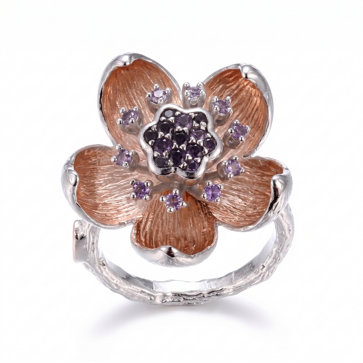 Unaze Pluhuri i Zanave me pese petale ne ngjyre roze dhe gure ametisti vjollce, pamje ballore ne sfond te bardhe. | Argjend 925 | Penelope Jewellery