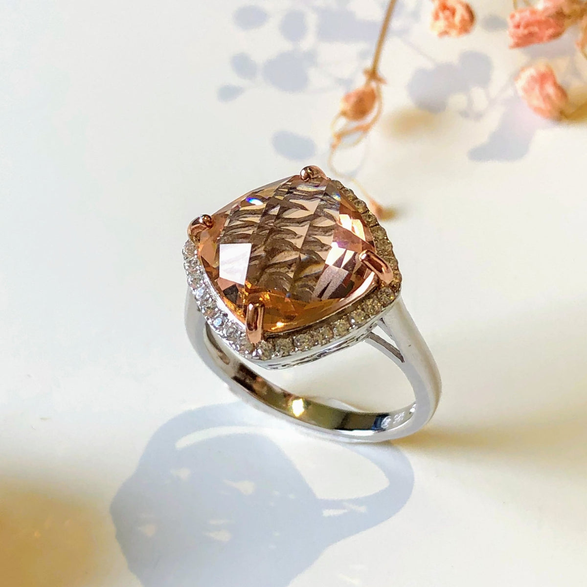 Unaze U3886 me morganit katror ne nuance pjeshke dhe kornize me zirkone te bardha, pamje nga afer mbi sfond dekorativ | Argjend 925 | Penelope Jewellery