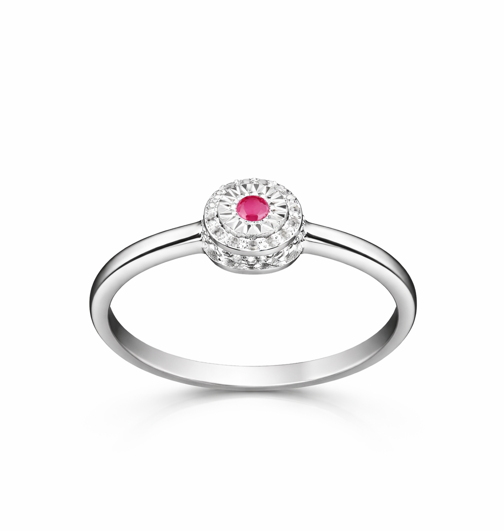 Unaze U3887 me rubin te kuq dhe topaz te bardhe ne kurore rrethore, pamje e pjerrte ne sfond te bardhe | Argjend 925 | Penelope Jewellery