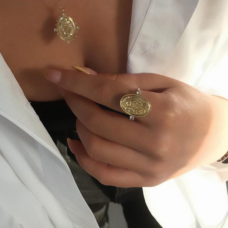 Unazë Virgen Maria në argjend 925 me larje ari 14K, pamje lifestyle