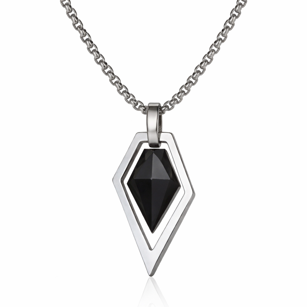 Varse me zinxhir ngjyre argjendi dhe gur te zi te fasetuar ne forme gjeometrike te zgjatur, brenda nje kornize te hapur, pamje ballore | Penelope Jewellery