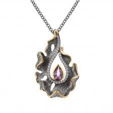 Varse me medalion te hapur ne forme gjethi, skaje te erreta e ne ngjyre ari dhe gur vjollce ne forme pike te rrethuar nga gure te bardhe. | Penelope Jewellery