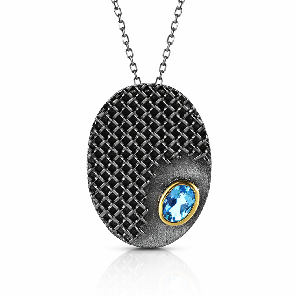 Varse Modern Babylon N5269 prej argjendi 925, me medaljon oval te erret, teksture te thurur dhe topaz blu ne kornize ngjyre ari, pamje ballore | Penelope Jewellery