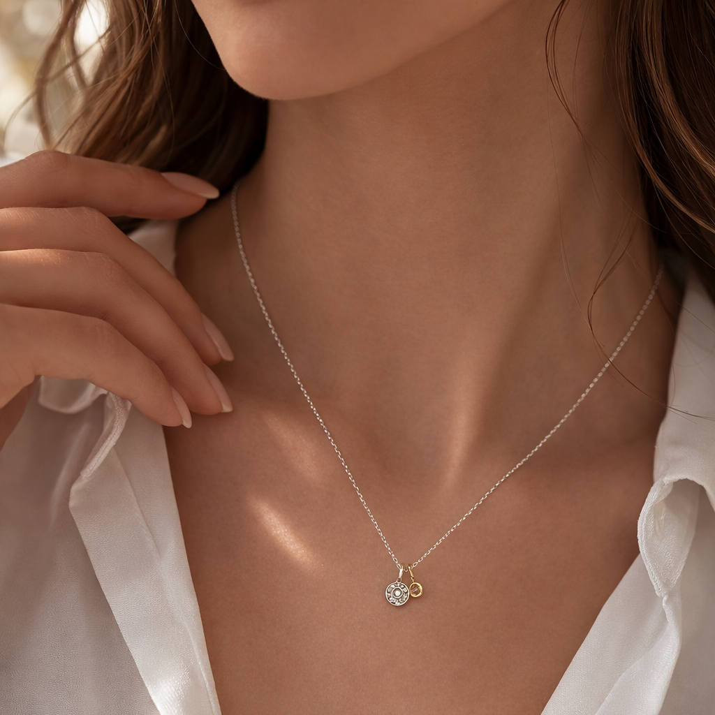Varse N4897 prej argjendi 925 me medaljon te vogel rrethor me diamant dhe citrine ne kornize ngjyre ari, pamje nga afer | Penelope Jewellery