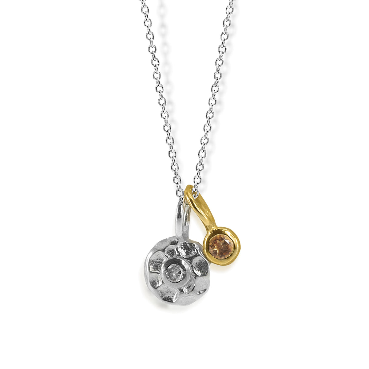 Varse N4897 prej argjendi 925 me medaljon te vogel rrethor me diamant dhe citrine ne kornize ngjyre ari, pamje nga afer | Penelope Jewellery