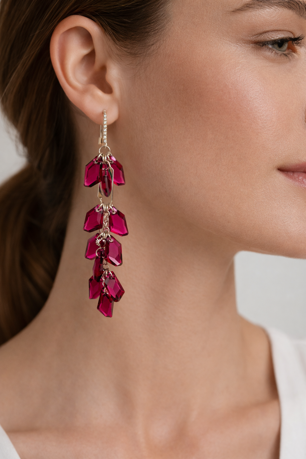 Vath i gjate prej argjendi 925 me grupe kristalesh te kuqe ne nuance fuksia, i veshur ne vesh me bluze te bardhe, pamje nga profili | Penelope Jewellery
