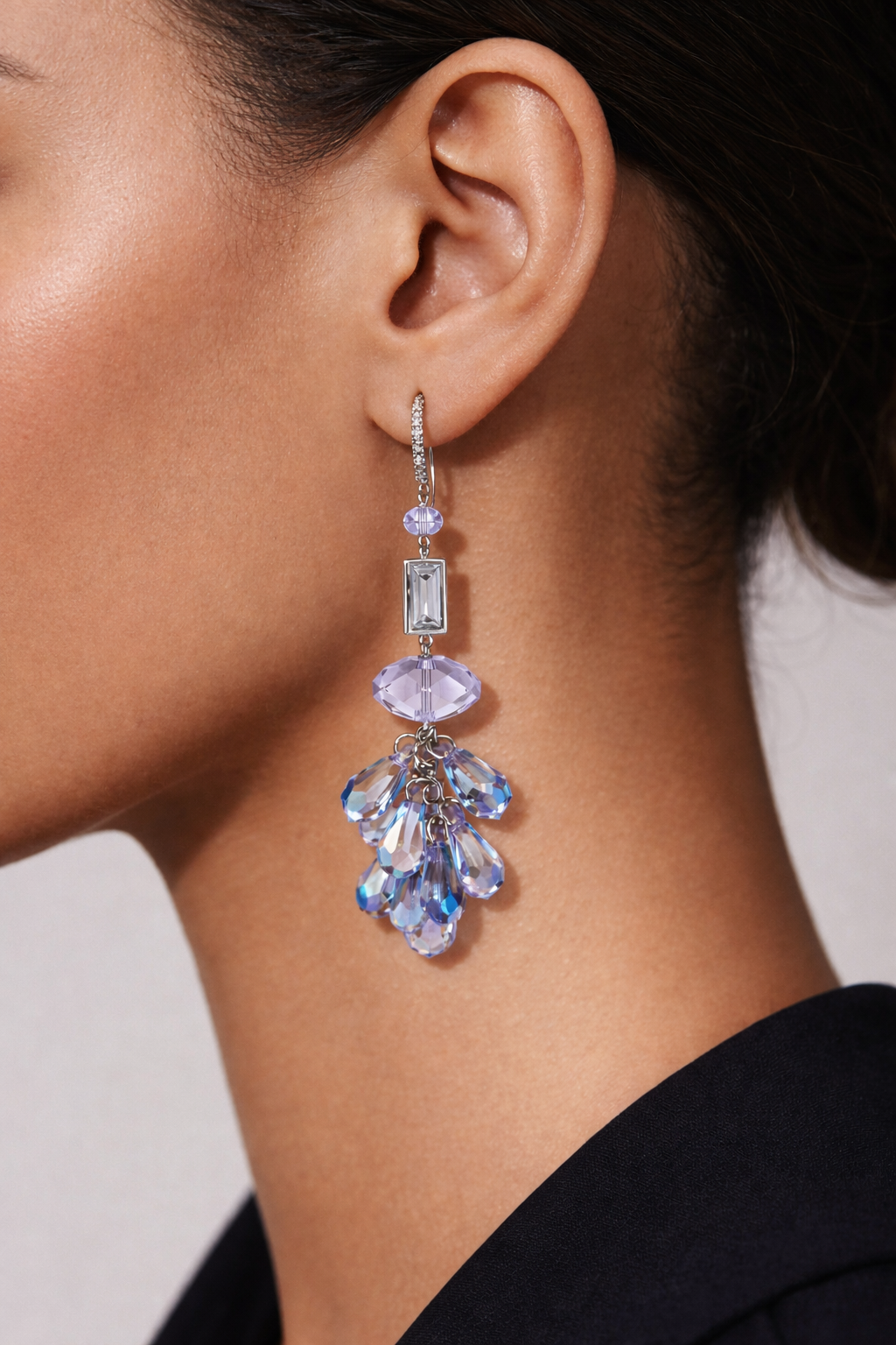Vath Azure Frost V2839 prej argjendi 925 me kristal drejtkendor te tejdukshem, detaje lejla dhe grupe kristalesh blu ne forme pike, i veshur ne vesh | Penelope Jewellery