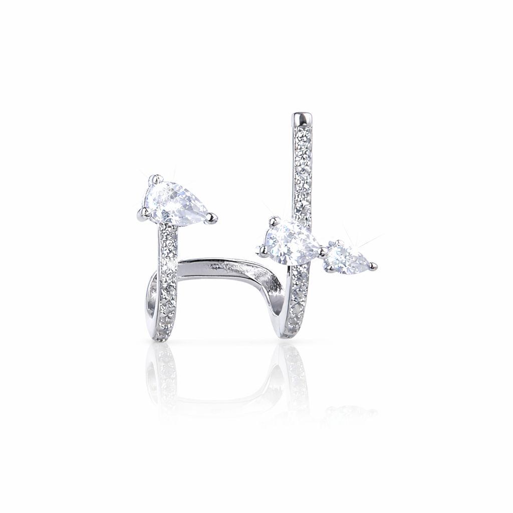 Vath ngjyre argjendi me dy harqe te lidhura, gure te vegjel te bardhe dhe tre gure ne forme pike, pamje e produktit ne sfond te bardhe | Penelope Jewellery