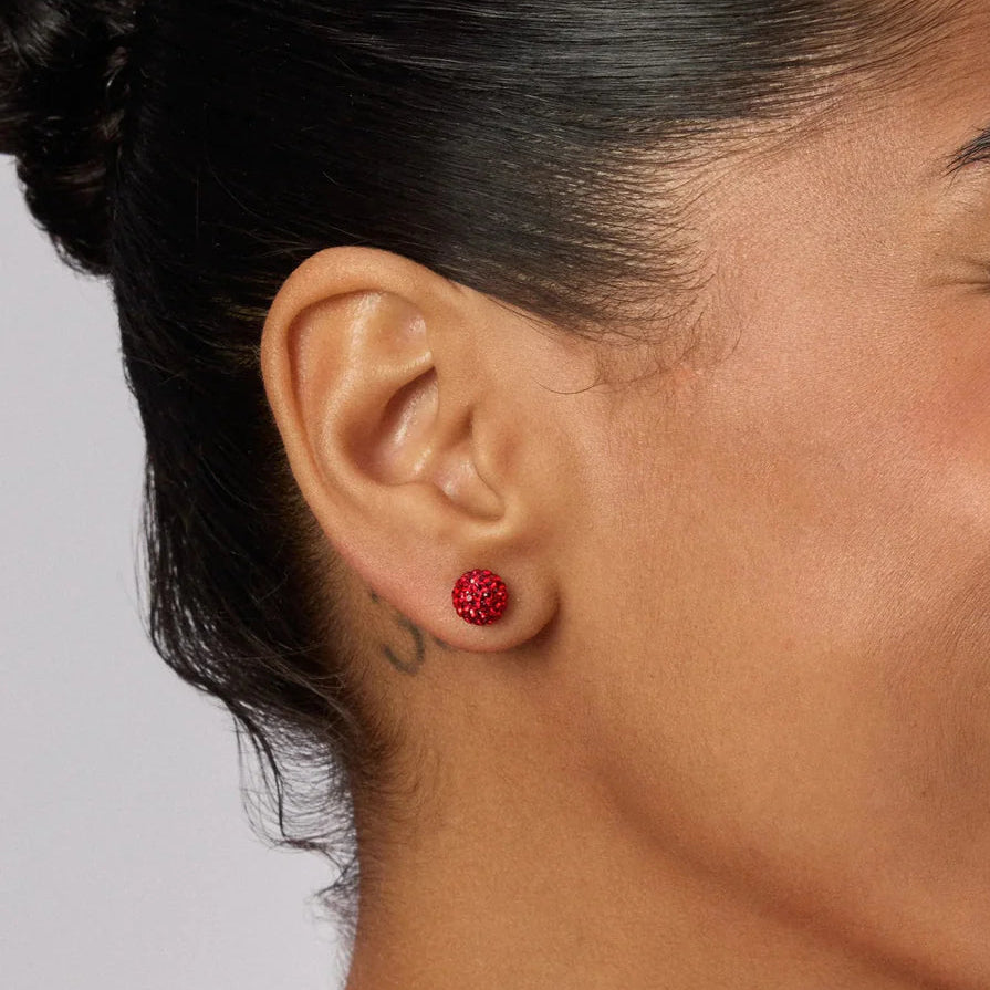 Cift vathesh V2818 prej argjendi 925 me kristale te kuqe ne forme rrethore, te shtrire ne sfond te bardhe | Penelope Jewellery