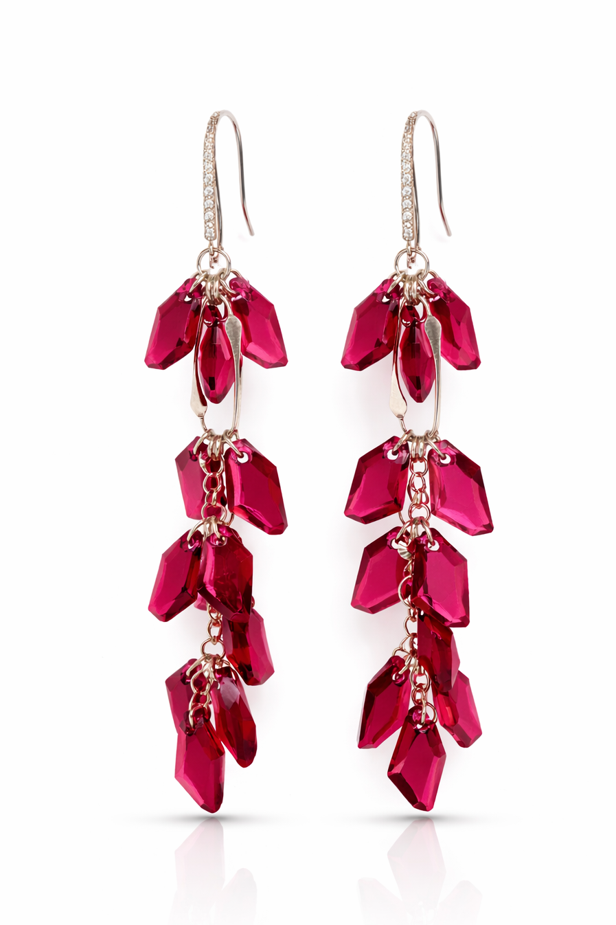 Cift vathesh te gjate prej argjendi 925 me kapese grep dhe kristale te kuqe ne nuance fuksia te varura ne disa nivele, pamje ballore | Penelope Jewellery
