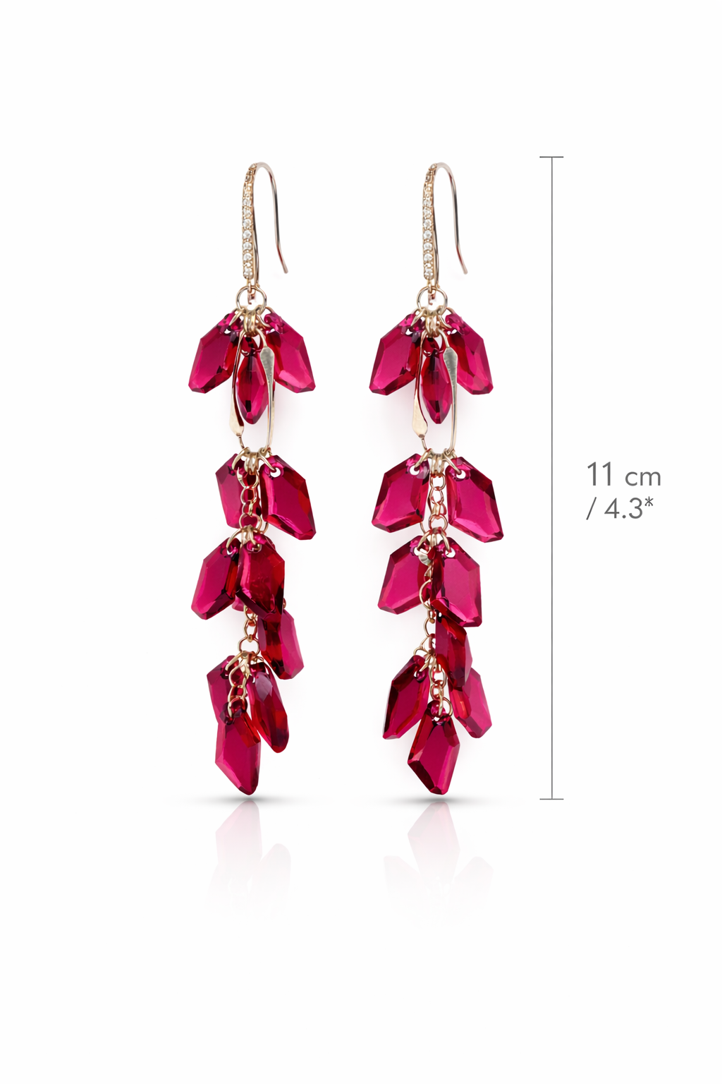 Cift vathesh te gjate prej argjendi 925 me grupe kristalesh te kuqe ne nuance fuksia dhe kapese grep, paraqitje me vije permasash | Penelope Jewellery