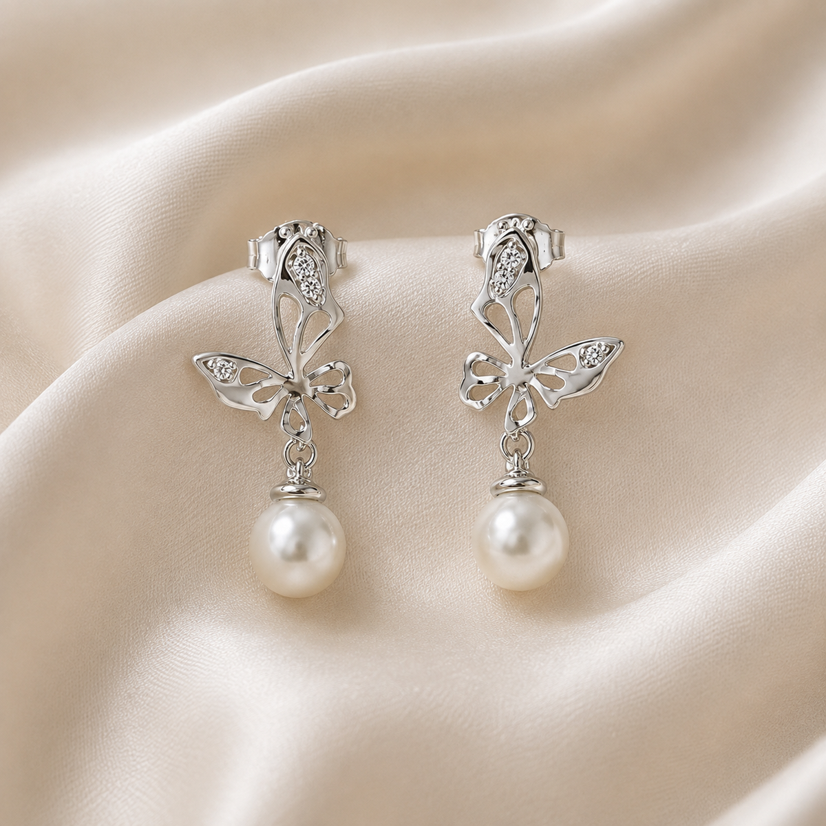 Vathe Gitta V3326 me flutura, zirkone dhe perla te bardha, te vendosur mbi pelhure krem | Argjend 925 | Penelope Jewellery