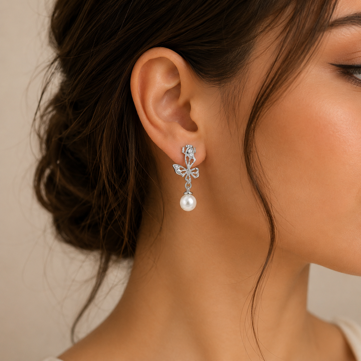 Vath Gitta V3326 me motive fluturash, zirkone dhe perle te bardhe, i vendosur ne vesh | Argjend 925 | Penelope Jewellery