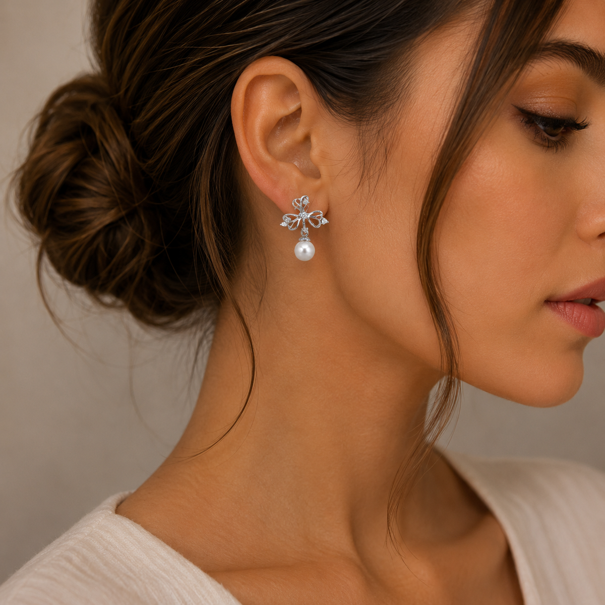 Vath Mayra V3357 me motiv luleje, zirkone dhe perle te bardhe, i vendosur ne vesh | Argjend 925 | Penelope Jewellery