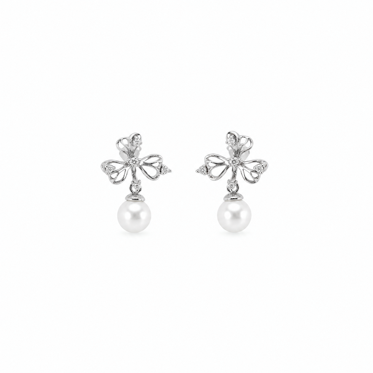 Vathe Mayra V3357 me motiv luleje, zirkone te bardha dhe perla te varura, pamje e produktit | Argjend 925 | Penelope Jewellery