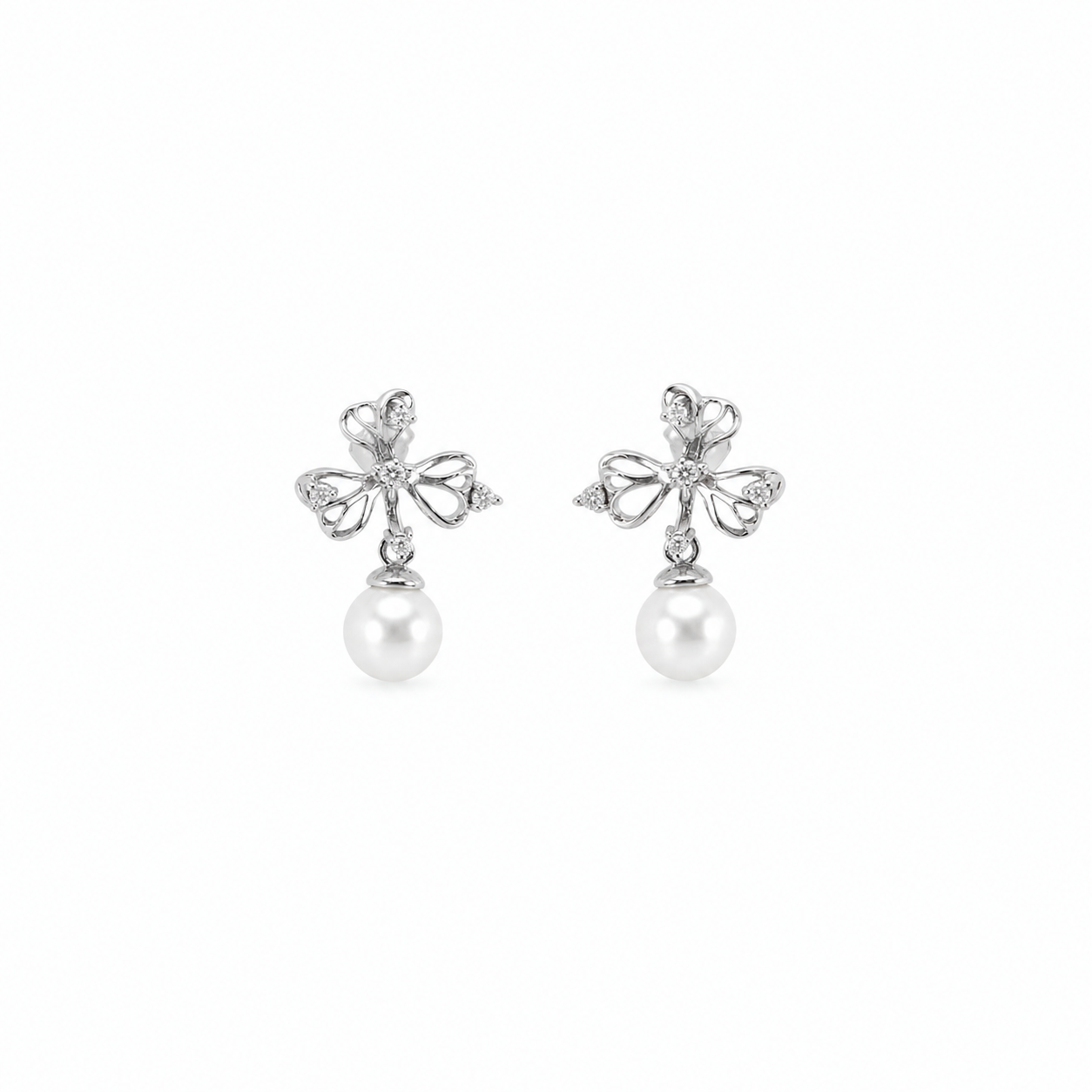 Vathe Mayra V3357 me motiv luleje, zirkone te bardha dhe perla te varura, pamje e produktit | Argjend 925 | Penelope Jewellery