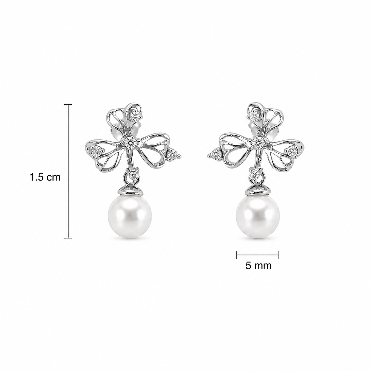 Vathe Mayra V3357 me motiv luleje dhe perla te bardha; ne foto shenohen gjatesia 1.5 cm dhe perla 5 mm | Argjend 925 | Penelope Jewellery