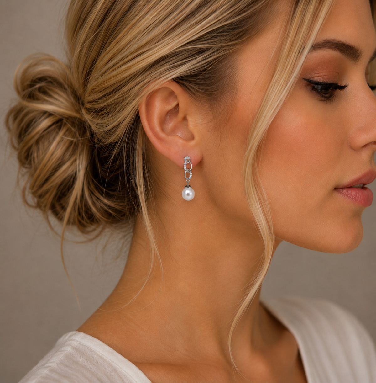 Vath Risa V3338 me dy hallka ovale me zirkone dhe perle te bardhe, i vendosur ne vesh | Argjend 925 | Penelope Jewellery