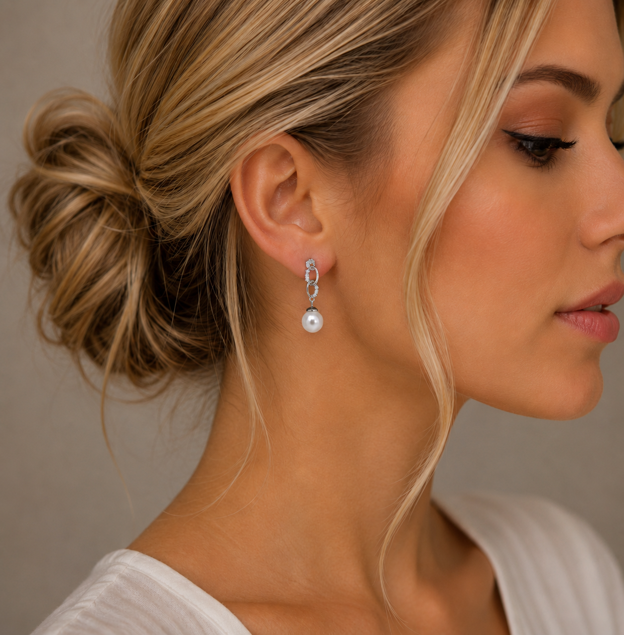 Vathe Risa V3338 me dy hallka ovale te nderlidhura, zirkone dhe perla te bardha, pamje e produktit | Argjend 925 | Penelope Jewellery
