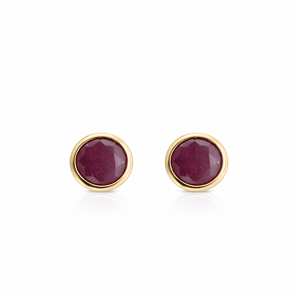 Vathe Aura Ruby V4759 me rubin te kuq 5 mm ne kornize rrethore ngjyre ari, cift ne sfond te bardhe | Argjend 925 | Penelope Jewellery