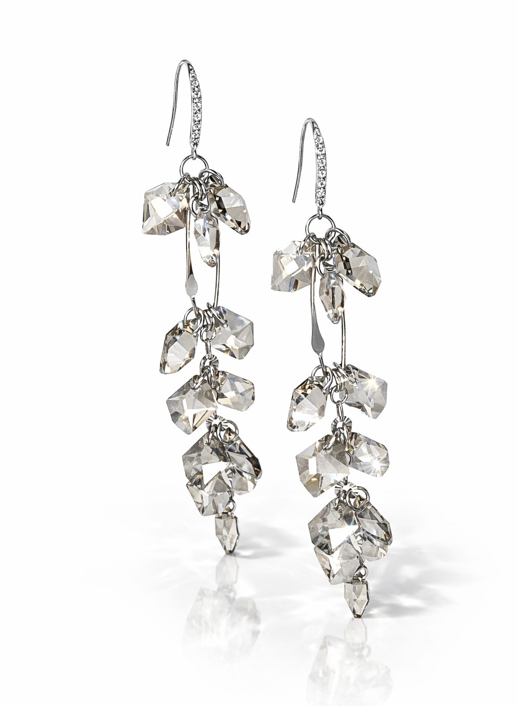 Cift vathesh Aurora Crystal V2954 prej argjendi 925, me grupe kristalesh te tejdukshme ngjyre shampanje te varura ne disa nivele, ne sfond te bardhe | Penelope Jewellery